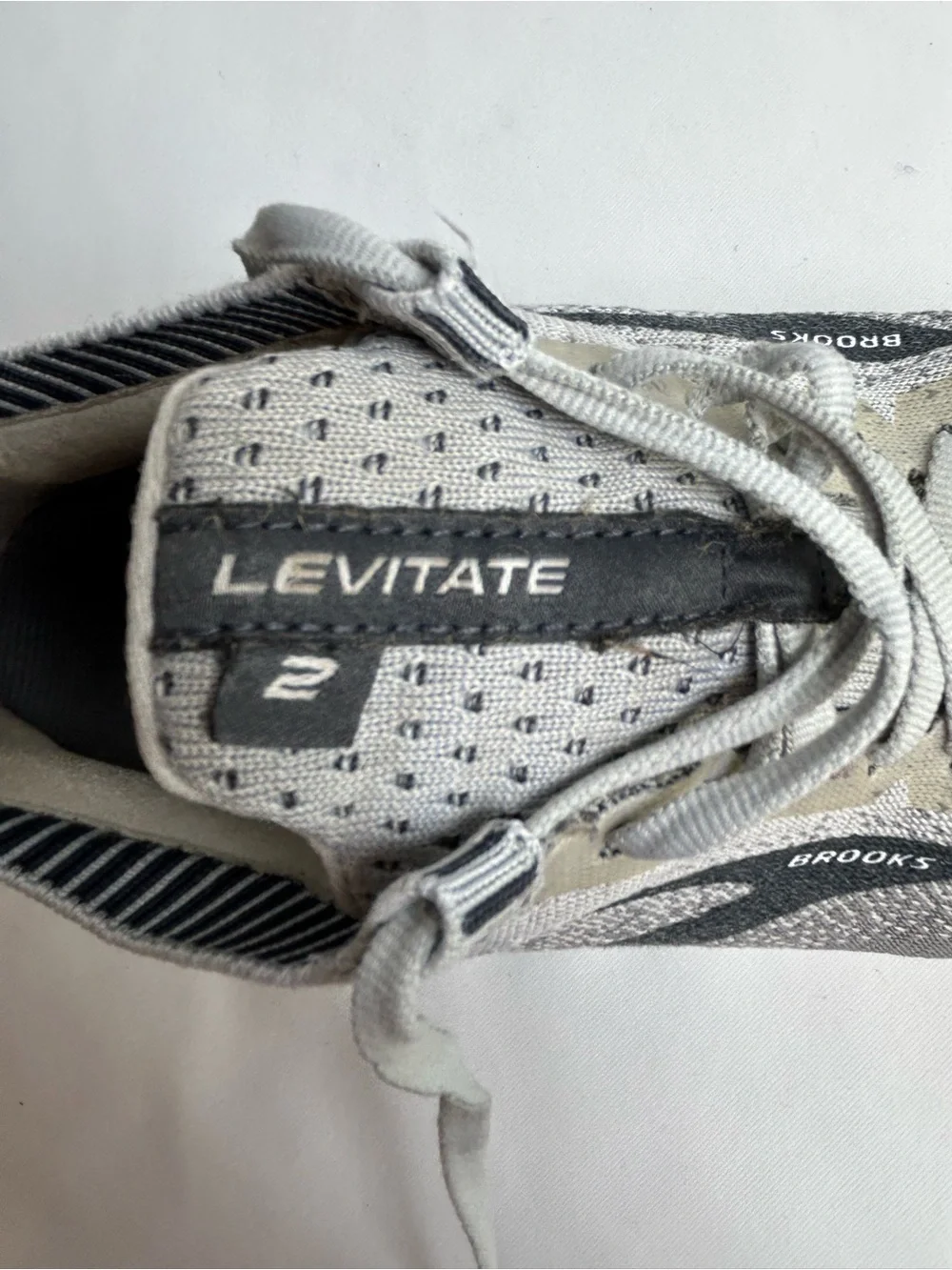 Brooks Levitate 2 running shoes women’s size 10 gray white athletic sneakers